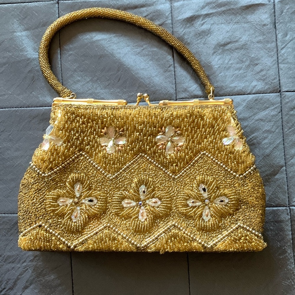 Gorgeous Vintage gold beaded evening bag with a kiss lock closure.